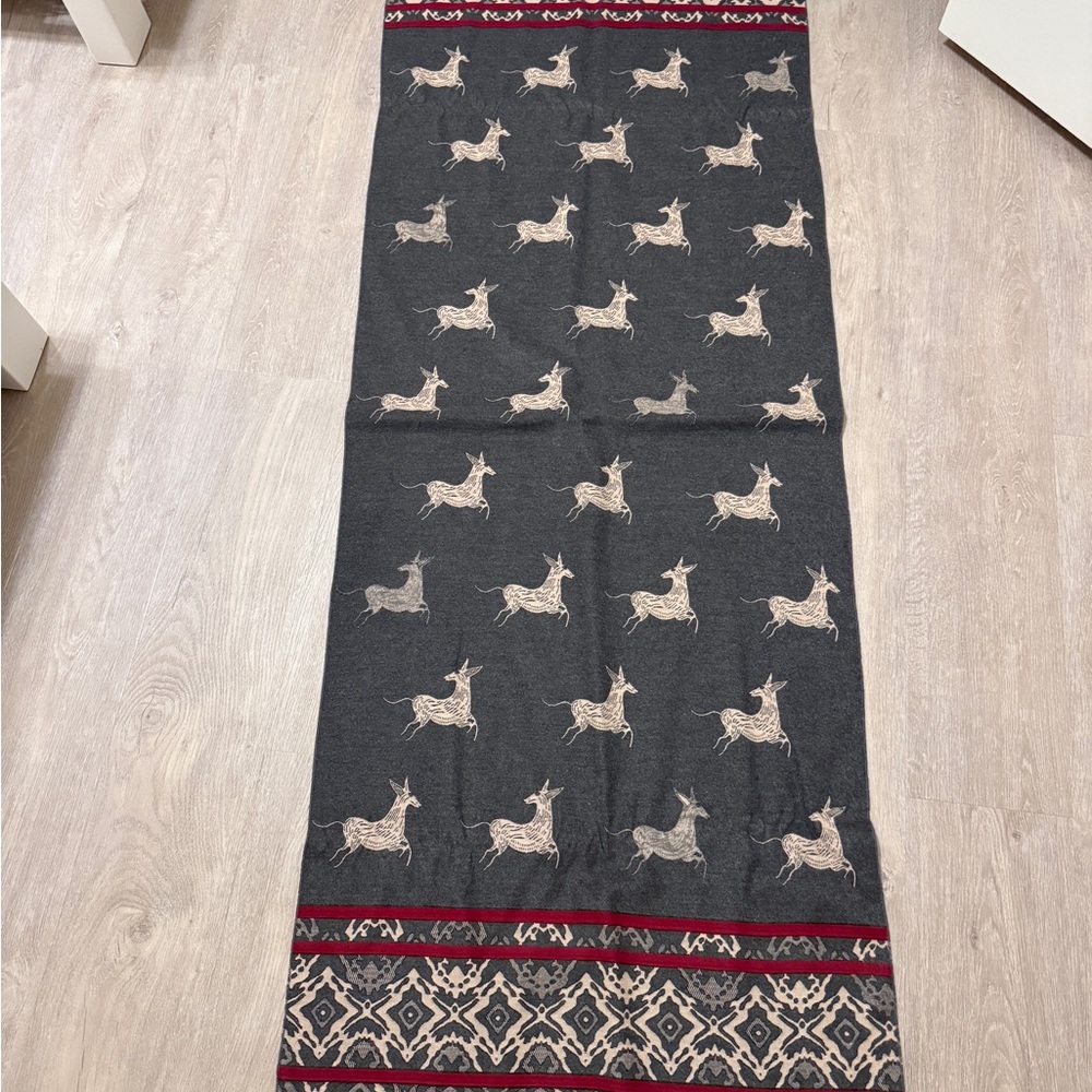 Comfortable wool scarf. Size 25×73 inches